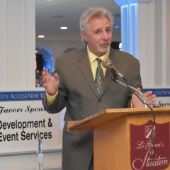 Mitch Goldstein accepts an award