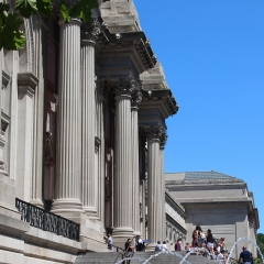 The Metropolitan Museum of Art.  ID: Front steps.